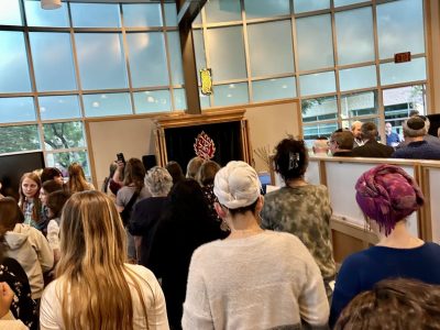 Community gathers at Akiba Yavneh in solidarity with Israel