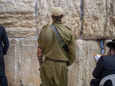 Thousands attend Western Wall prayer service for the hostages