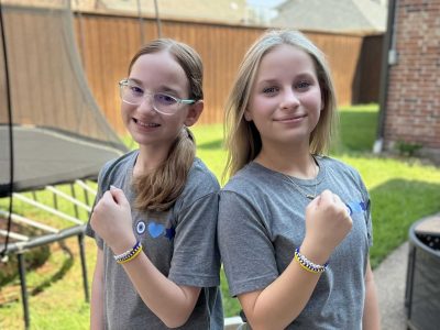 Twin sisters make bracelets for b’not mitzvah project