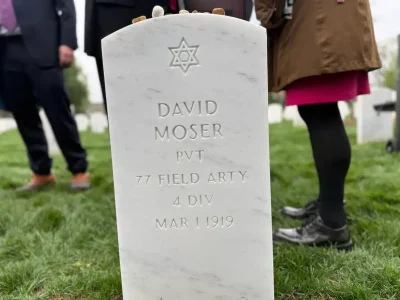 ‘Holy’ work: Stars of David replace crosses on stones of 2 WWI soldiers at national cemetery